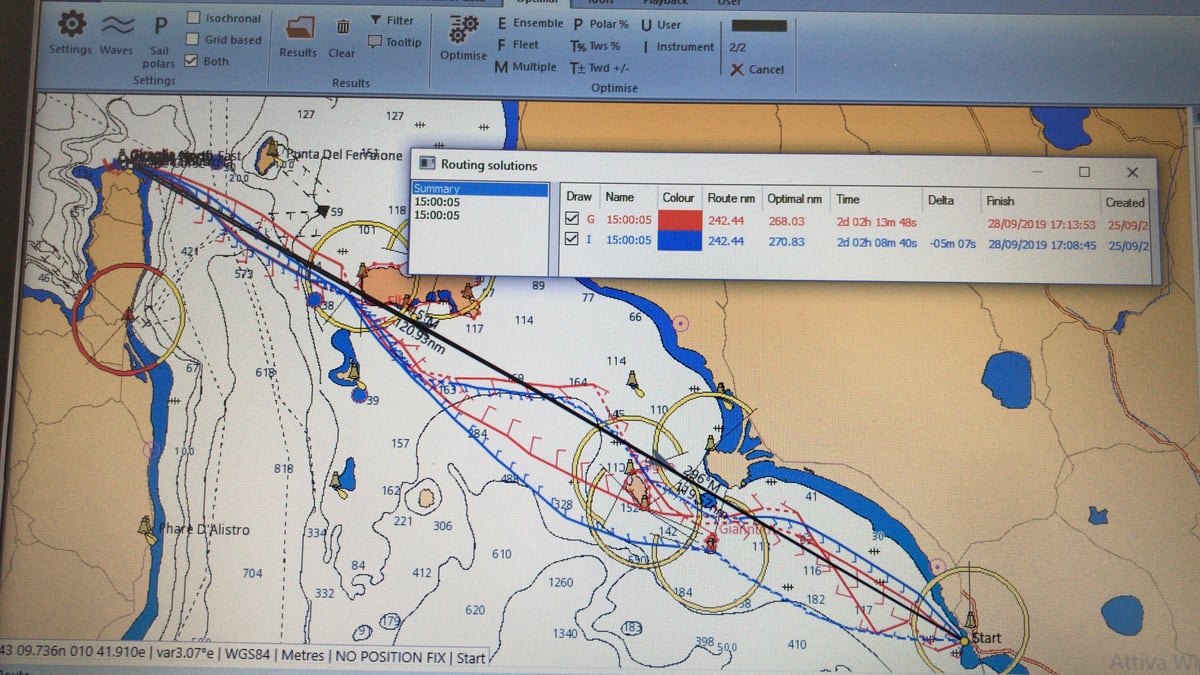 Logiciel de navigation Expedition Marine en cours d'usage à la table à carte — routage, polaires de vitesse, courants pour la régate offshore.