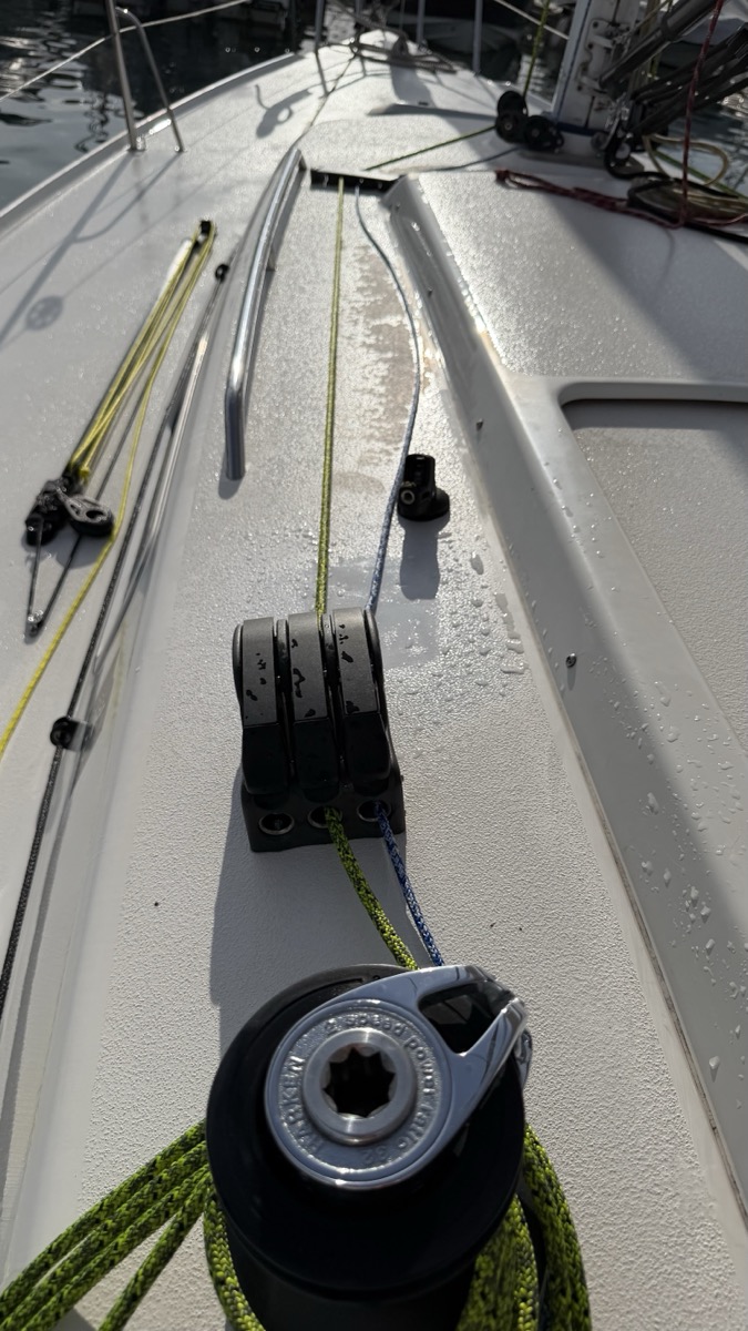 Détail du pont du J/92s JAMEZ — stoppers Spinlock XTS, drisses Marlow D2 Racing, organisation cockpit pour la régate sur le Léman.