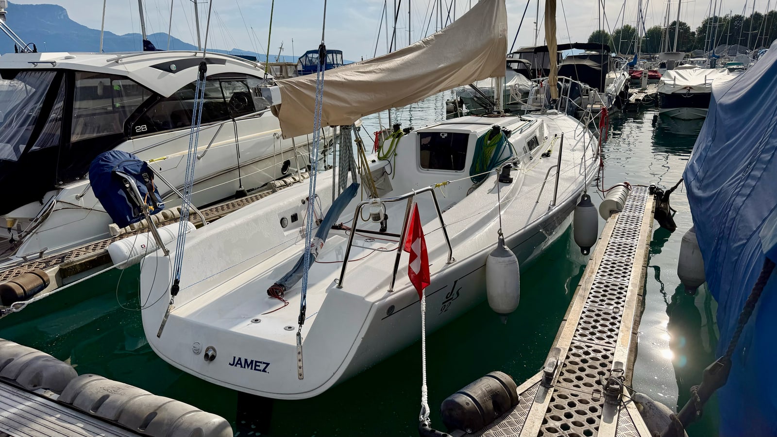 JAMEZ, voilier J/92s 2008 à quai au Port de La Pichette à Corseaux sur le Lac Léman — banc d'essai de Blu Estates Marine.